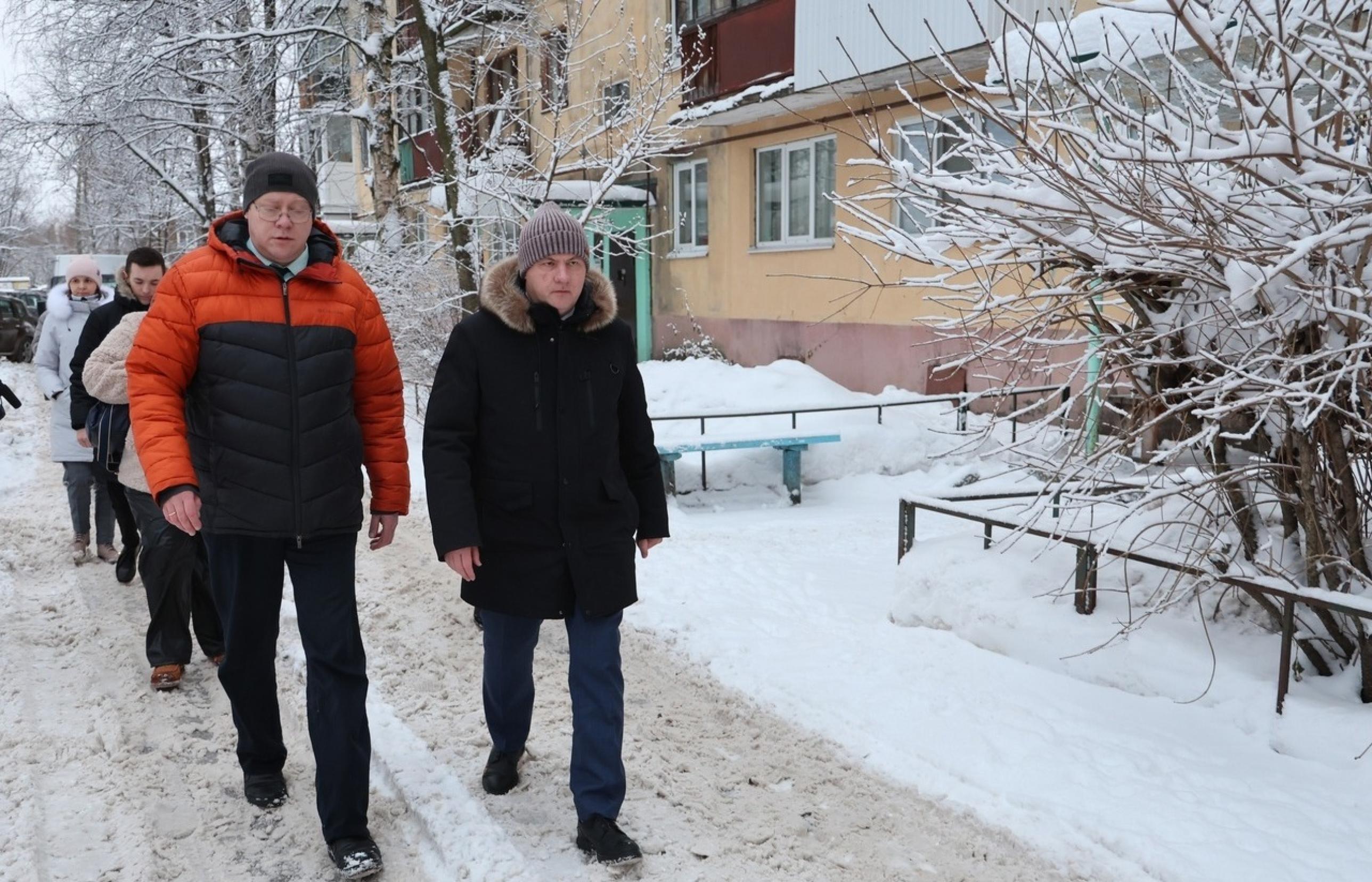 Глава Архангельска Дмитрий Морев проинспектировал уборку снега во дворах  Соломбалы